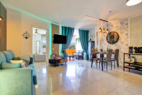 LUXORY DREAMY SUNSET, SeaFront, Direct Access To The Promenade,Wifi,Pool,Free Parking